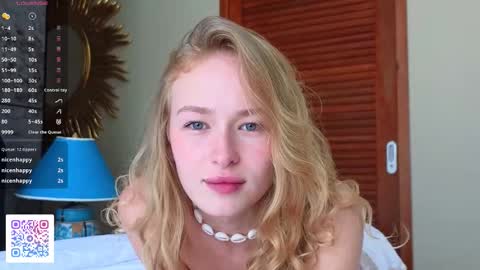 Snapshot of evamelodyy chatting on October 13, 5:10 am Eva online show from October 13, 5:10 am