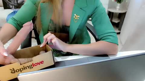 Snapshot of evelove33 chatting on September 30, 7:14 am evelove online show from September 30, 7:14 am