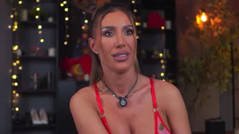 Evelyn online show from March 27, 7:25 pm