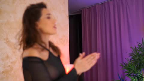 Snapshot of evelyn_evyy chatting on December 7, 6:37 pm Evelyn online show from December 7, 6:37 pm