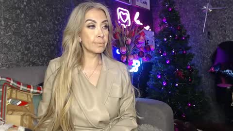 Snapshot of evelynagrey chatting on December 23, 8:33 am EvelynaGrey online show from December 23, 8:33 am