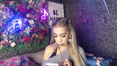 Snapshot of evelynagrey chatting on February 1, 3:30 am EvelynaGrey online show from February 1, 3:30 am