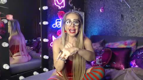 Snapshot of evelynagrey chatting on December 12, 10:02 am EvelynaGrey online show from December 12, 10:02 am