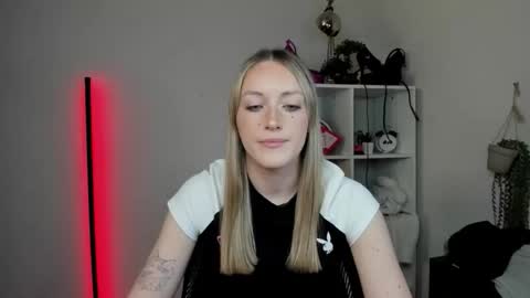evelynblond online show from April 2, 1:41 pm