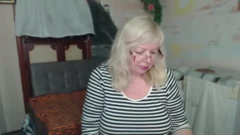 Snapshot of evelynloveshy chatting on October 14, 9:28 pm BarbaraBlondy online show from October 14, 9:28 pm