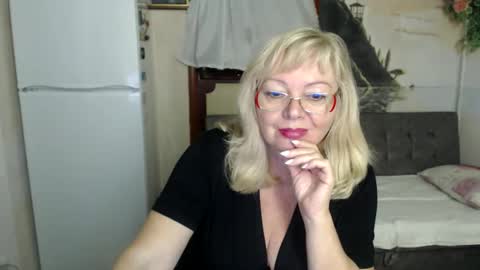 Snapshot of evelynloveshy chatting on October 3, 6:02 pm BarbaraBlondy online show from October 3, 6:02 pm