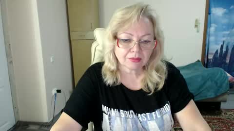 Snapshot of evelynloveshy chatting on February 3, 7:52 pm BarbaraBlondy online show from February 3, 7:52 pm