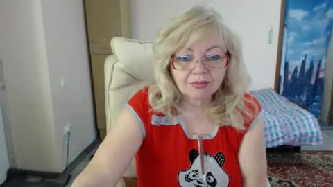 Snapshot of evelynloveshy chatting on February 8, 9:46 am BarbaraBlondy online show from February 8, 9:46 am