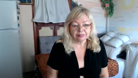 Snapshot of evelynloveshy chatting on October 16, 8:39 am BarbaraBlondy online show from October 16, 8:39 am