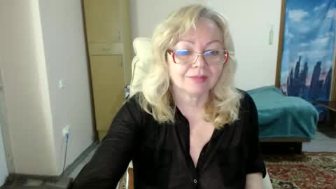 Snapshot of evelynloveshy chatting on February 5, 8:35 pm BarbaraBlondy online show from February 5, 8:35 pm