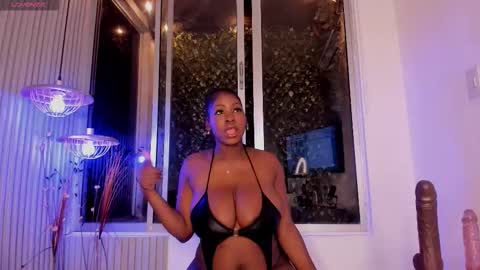 Snapshot of evelynzoe chatting on October 21, 3:43 am EvelynZoee online show from October 21, 3:43 am