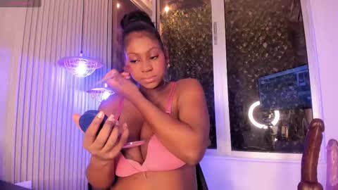Snapshot of evelynzoe chatting on October 8, 4:28 am EvelynZoee online show from October 8, 4:28 am