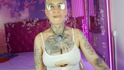 everlyn_sexx online show from April 18, 8:09 pm