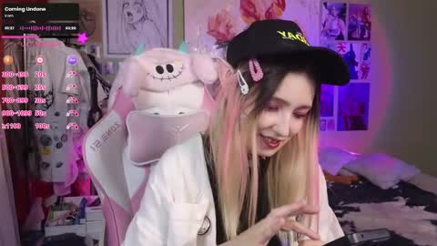 Snapshot of evie_rosen chatting on February 18, 10:14 pm Evie online show from February 18, 10:14 pm
