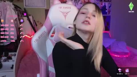 Snapshot of evie_rosen chatting on December 16, 9:20 pm Evie online show from December 16, 9:20 pm