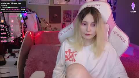 Snapshot of evie_rosen chatting on December 15, 8:25 pm Evie online show from December 15, 8:25 pm