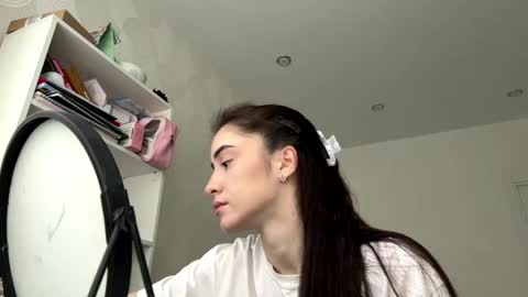 Chloe online show from May 27, 1:30 pm