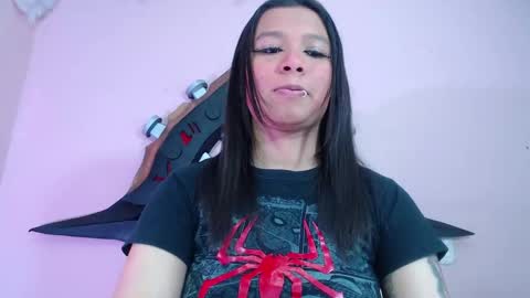 Snapshot of evybubbles_ chatting on September 27, 5:20 pm Im Evy online show from September 27, 5:20 pm