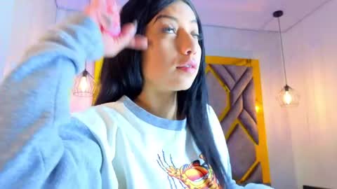 ey_im_simone_ online show from May 25, 12:15 pm