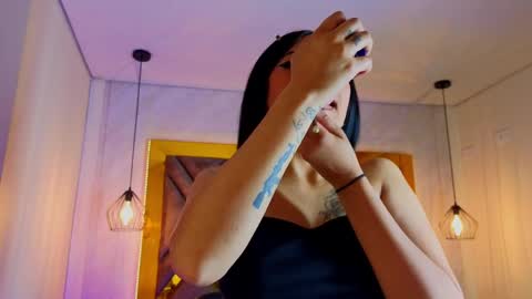 ey_im_simone_ online show from May 17, 12:26 pm