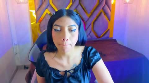 ey_im_simone_ online show from May 11, 12:07 pm