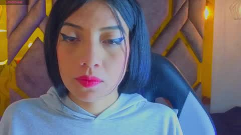 ey_im_simone_ online show from May 5, 12:19 pm