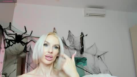 Snapshot of fallen1_angel chatting on October 26, 11:44 pm Lana online show from October 26, 11:44 pm
