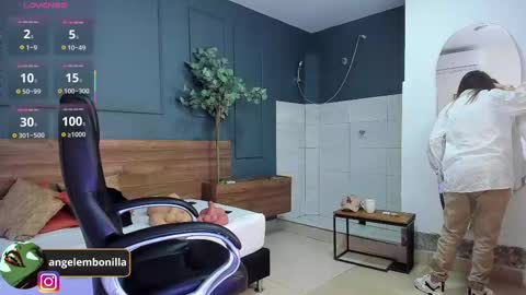 Snapshot of fallen_angel999777 chatting on October 9, 12:42 pm Megan 630 1330 -5 online show from October 9, 12:42 pm