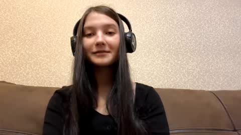 Aurora 18yo online show from December 5, 8:25 am