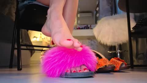 Snapshot of feet_heelss chatting on October 6, 9:37 am Kris online show from October 6, 9:37 am