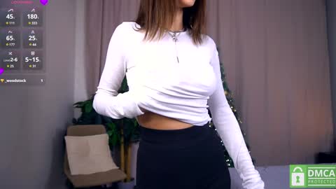 Snapshot of felissiany chatting on December 26, 4:21 am Hello im Nova online show from December 26, 4:21 am