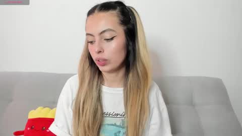 fernanda  online show from April 22, 3:09 pm