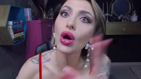 Sarah online show from December 19, 6:01 pm