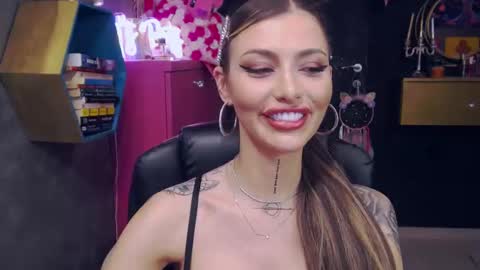 Sarah online show from March 3, 9:01 pm