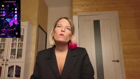 Snapshot of findom_lady_shine chatting on October 8, 9:41 pm Lady online show from October 8, 9:41 pm
