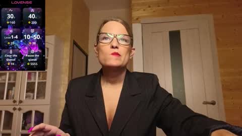 Snapshot of findom_lady_shine chatting on October 3, 3:33 am Lady online show from October 3, 3:33 am