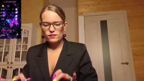 Snapshot of findom_lady_shine chatting on September 25, 9:01 pm Lady online show from September 25, 9:01 pm