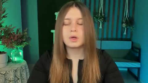 fiora online show from October 3, 5:45 am