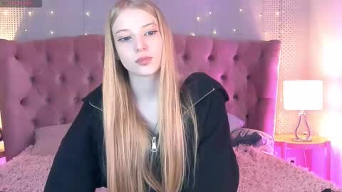 Mia online show from September 19, 9:36 pm