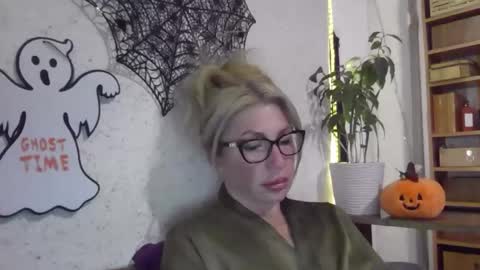 fox_red_lady7 online show from October 31, 7:51 pm