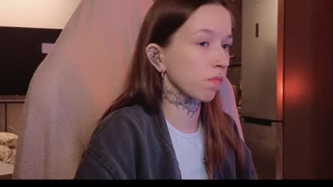 fran_bow online show from February 22, 9:48 pm