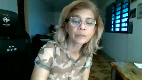 Snapshot of francelune chatting on September 23, 2:04 pm francelune online show from September 23, 2:04 pm