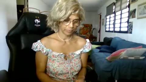 Snapshot of francelune chatting on January 26, 7:21 am francelune online show from January 26, 7:21 am