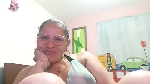 Snapshot of francy_froz chatting on December 6, 3:19 am francy froz online show from December 6, 3:19 am