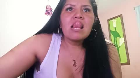 Snapshot of francy_froz chatting on December 16, 2:57 am francy froz online show from December 16, 2:57 am