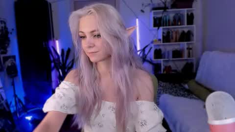 Frida A boost to fortune for the one who gives a thumbs up and a bonus lucky for those who support me by joining the fanclub online show from November 19, 7:25 pm