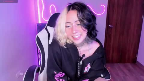 frida_lassi_ online show from November 9, 10:05 pm