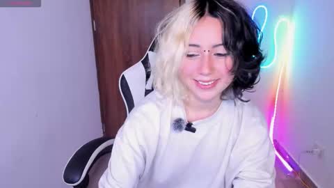 frida_lassi_ online show from November 15, 9:27 pm