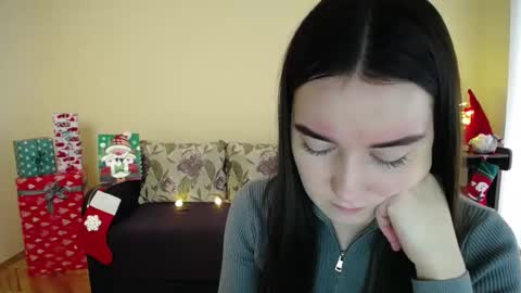 Snapshot of gabby_di chatting on December 28, 10:36 am Jaklin online show from December 28, 10:36 am