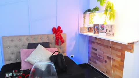 Snapshot of georgina_coule chatting on December 18, 12:07 pm Georgina Coule online show from December 18, 12:07 pm